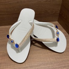 Sandália Havaiana Customizada com Strass e Cabedal Lateral em Olho Grego