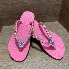 Sandália Havaiana Customizado com Pedraria em Rosas